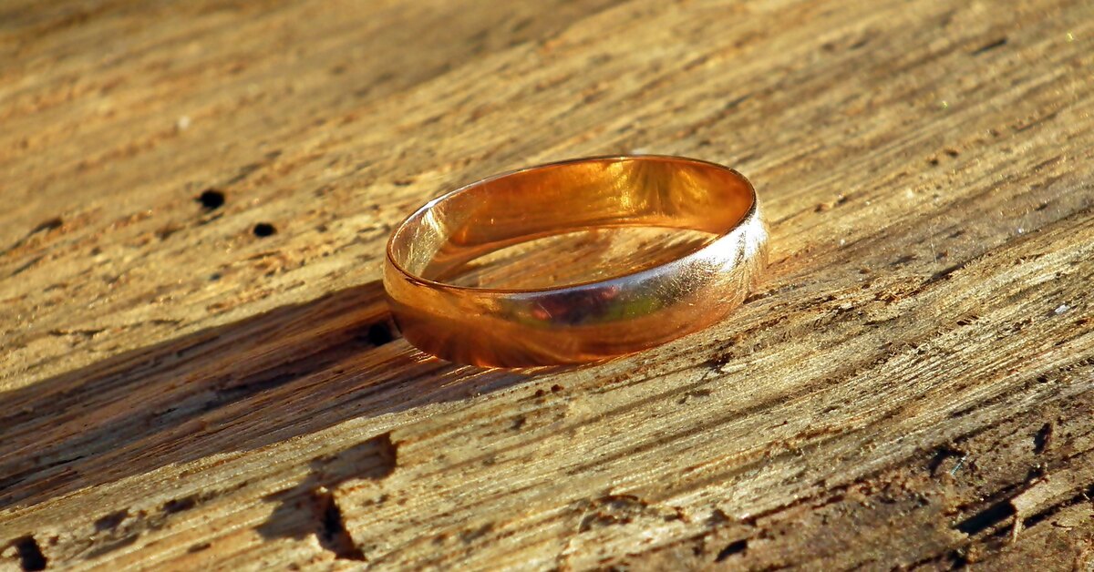 Кольцо оказалось золотым. Найти обручальные кольца. Потерялось кольцо помолвочное. Найдено кольцо. Фото двух золотых колец лежат дома.