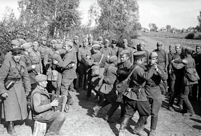 Советские солдаты в минуты отдыха