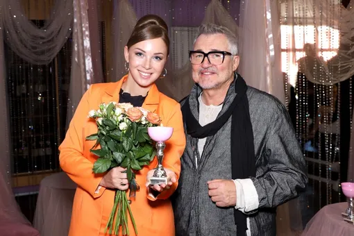 «Бомбическая»: жена Дмитрия Диброва позирует в платье с глубоким декольте
