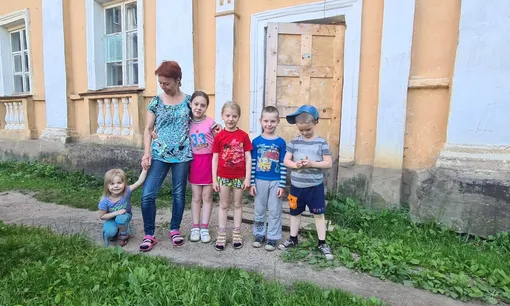 Марина с детьми у нового дома Фото: Римма Авшалумова
