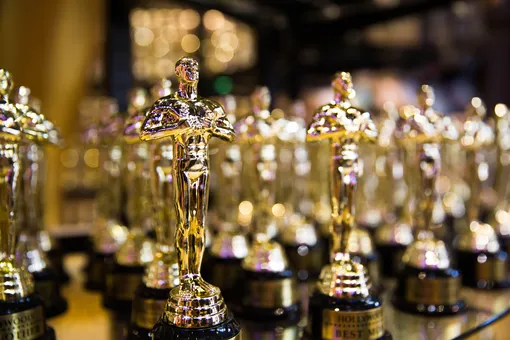 Кто назвал статуэтку Оскаром, почему академики не смотрят фильмы, за которые голосуют, и другие факты о премии «Оскар»