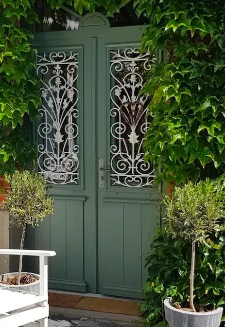 Более темные оттенки зелёного очень хорошо сочетаются с зеленью растений, так что подумайте, не покрасить ли забор или входную дверь в тёмно-зелёный цвет.