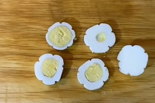Яйца станут настоящим украшением стола, если из них сделать ромашки