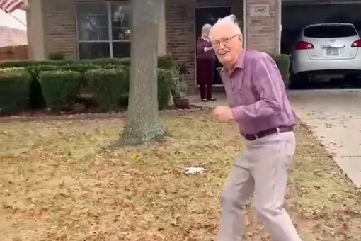 89-летний дедуля каждый раз бежит за машиной внучки. Он веселит ее как в детстве