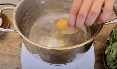 Начните мешать воду по кругу, чтобы образовался водоворот. Сразу же опустите яйцо в водоворот, причем чашку нужно держать как можно ближе к поверхности воды.

