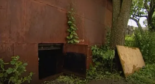 Замаскированный вход в бункер, кадр YouTube фото