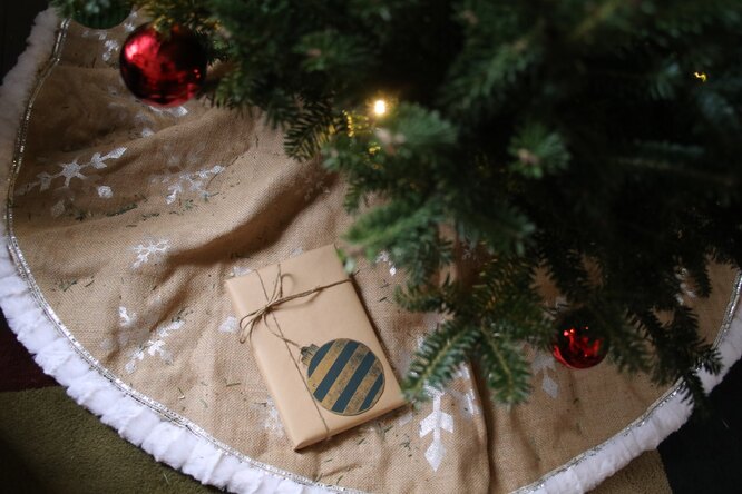 Юбка для ёлки, подарки под ёлкой, ёлочные игрушки