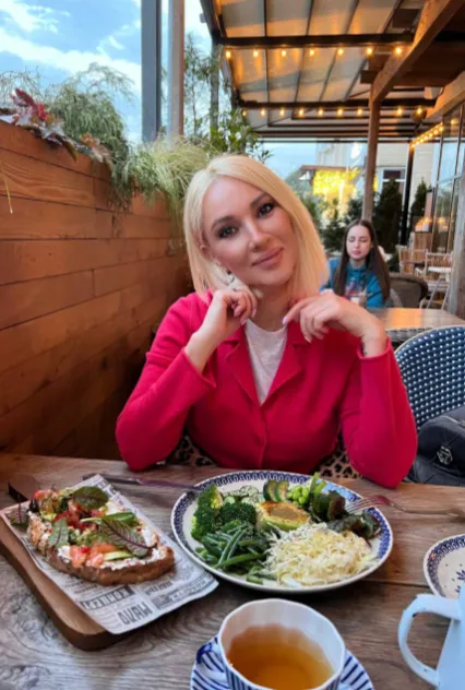 Лера Кудрявцева в ресторане