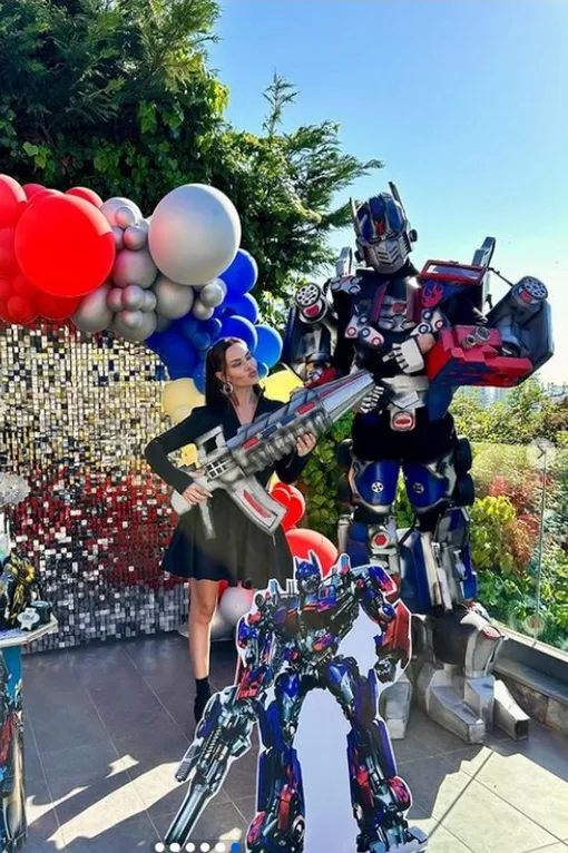 Фахрие Эвджен с мужем устроила день рождения в стиле кинокомикса про роботов