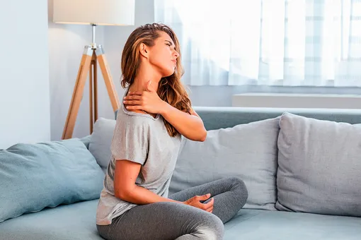 7 упражнений, которые помогают при боли в шее и плечах