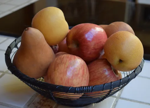 Яблоки и груши в миске