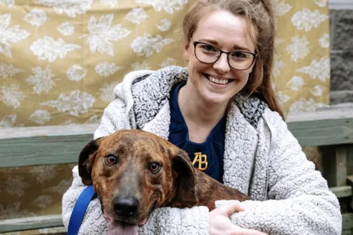 Пёс из приюта утешил девушку во время приступа тревоги — она не смогла уйти одна
