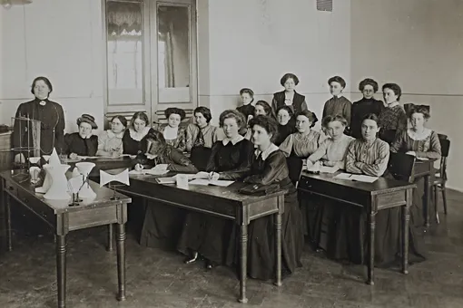 Первый женский университет в России: чему там учили и почему мужчины были против