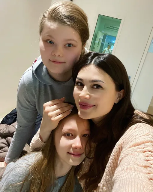 Ольга Ушакова с дочерьми Дарьей и Ксенией