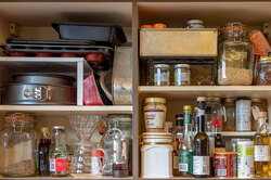 Как организовать хранение в кухне: лайфхак для самых неудобных шкафов