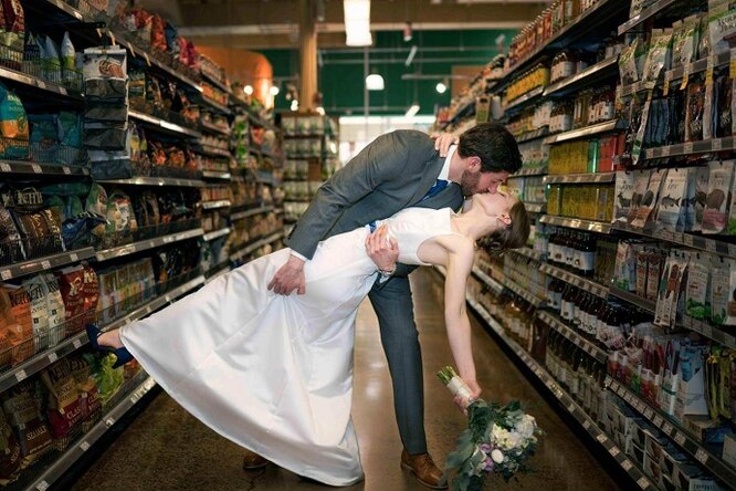 Влюбленная пара устроила свадьбу своей мечты в американском супермаркете