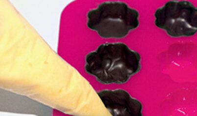 Силиконовые формы для льда наполните на одну пятую растопленным шоколадом и плоской кистью равномерно распределите по дну и стенкам. Плоскую тарелку выстелите силиконовым ковриком и переверните на него формы с шоколадом, чтобы он слегка стек. Поставьте формы в холодильник на 10– 20 минут. Оставшийся в миске шоколад для закрытия конфет поставьте на водяную баню, чтобы не застыл.