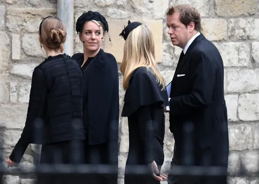Хотя дети Камиллы Том и Лора не являются членами королевской семьи, они были приглашены на похороны королевы Елизаветы II в сентябре 2022 года вместе со своими семьями