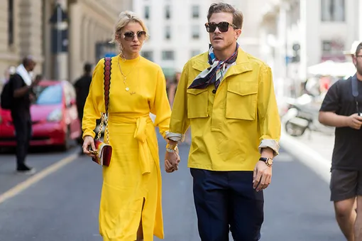 парень и девушка в желтой одежде