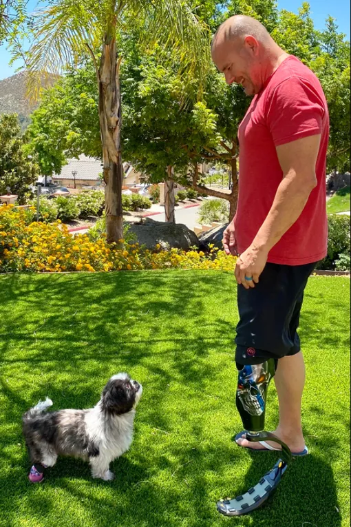 собака с протезами и мужчина с протезом ноги