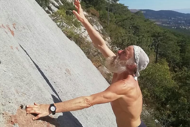 Без страха и страховки: 70-летний альпинист Дед Андроныч покорил весь мир