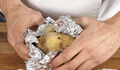 Заверните в фольгу и запекайте 1 час в духовке при 220 градусах. Мелкий картофель пеките 30–40 минут.