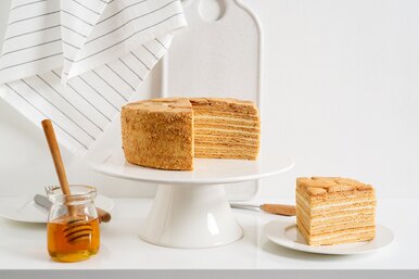 3 лучших крема для торта «Медовик»: заварной, сметанный и со сгущенкой