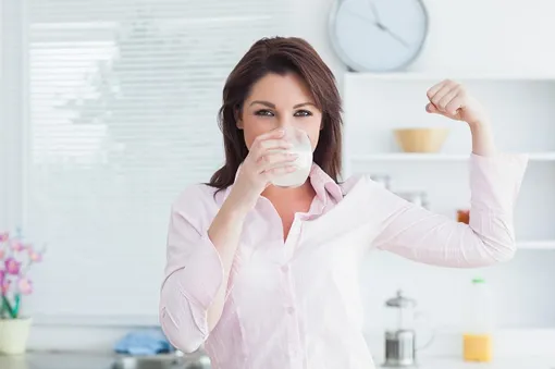 Женщина пьёт молоко, как разогнать метаболизм в организме