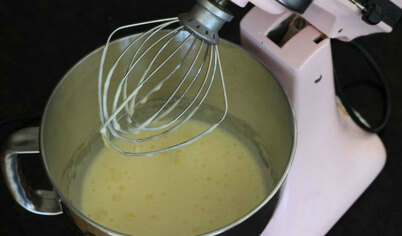 В МИКСЕРЕ
Взбейте яйца, желтки и сахар венчиком 5 минут на максимальной скорости, пока пена не увеличится втрое. 
