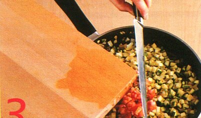 Приготовьте овощную смесь. В разогретом 
масле обжарьте лук до золотистого цвета, порежьте кубиками цуккини, положите 
в лук. Готовьте до мягкости. Положите нарезанные кубиками помидоры, горошек 
и зелень. Перемешайте и потушите еще 1 минуту. 
На сервированное блюдо вылейте 
томатный соус, разложите рулетики, сверху выложите овощную смесь.