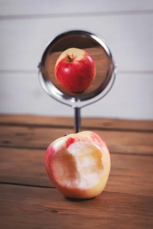 Надкусанное яблоко отражается целой стороной в зеркале, цитаты про лживых людей со смыслом
