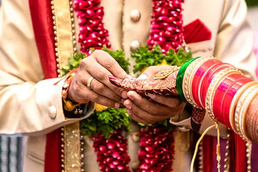 В Индии пара решила обойти ковидные ограничения и устроила свадьбу в воздухе