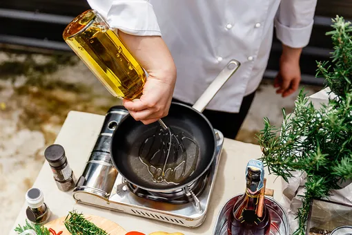 Кунжутное, оливковое и другие: как использовать кулинарные масла в готовке с максимальной пользой?
