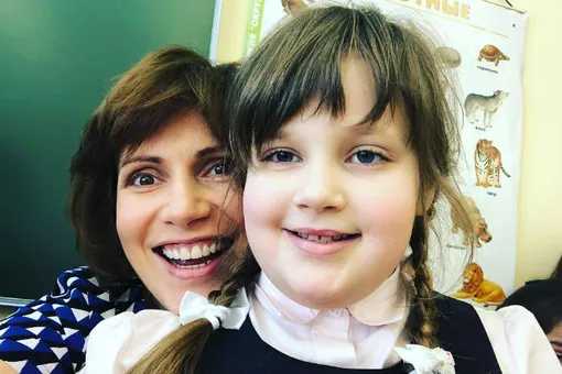 Беременная Светлана Зейналова снялась в весенней фотосессии со своей дочерью с диагнозом аутизм