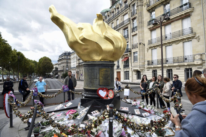 Статуя, Пламя Свободы, украшена цветами и фотографиями в память о принцессе Диане в Париже, Франция, 31 августа 2017 г.