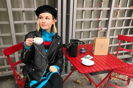 Полина Гагарина примерила образ уличной артистки и спела в метро