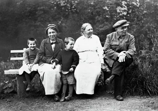 Владимир Ильич Ленин (справа), Надежда Константиновна Крупская (в центре) и Анна Ильинична Елизарова-Ульянова (слева) в Горках