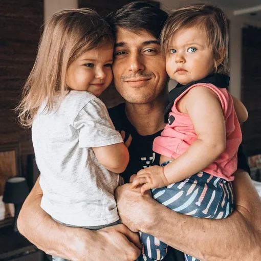 Станислав Бондаренко с дочерьми фото