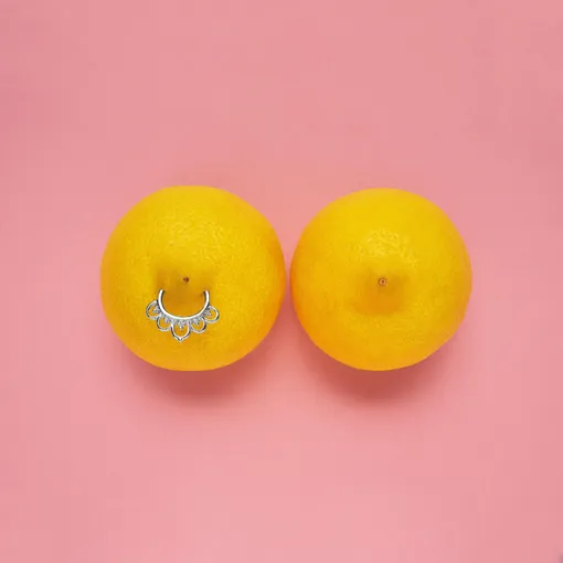 Лимоны имитируют грудь с пирсингом