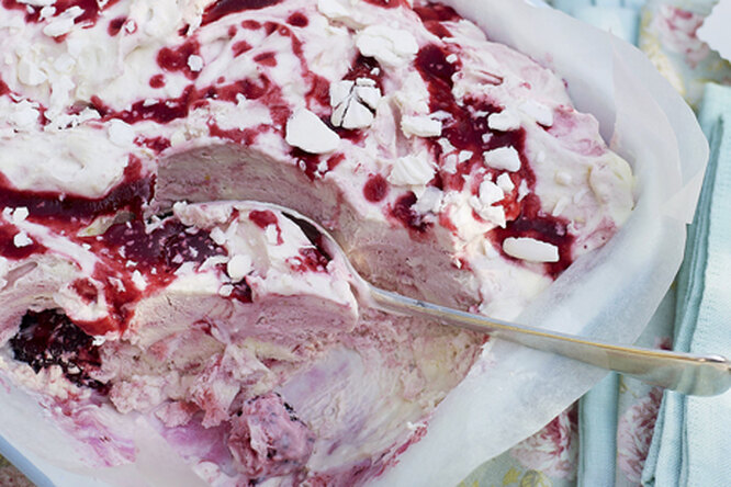 Ягодное мороженое "Семифредо" с безе