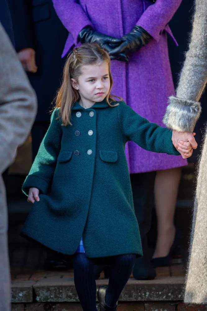 Первые реверансы принцессы Шарлотты. Иногда кажется, что королевские дети учатся делать реверансы раньше, чем ходить