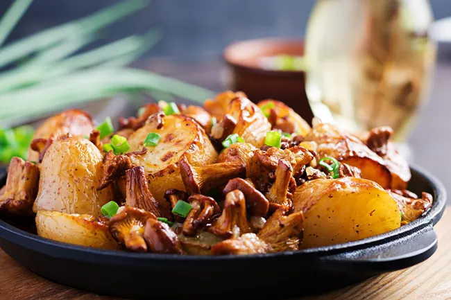 Жареная картошка с лисичками и сметанным соусом от кулинарного блогера Даниэля Хоменка
