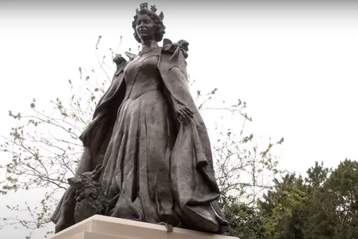 Первый памятник Елизавете II установили в самом крошечном графстве Великобритании