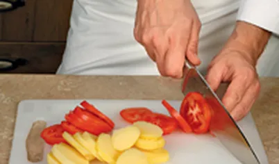 Отваренный картофель очистите и нарежьте кружочками, как и томаты.