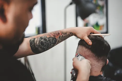До слез: парикмахер побрился налысо, чтобы поддержать больного клиента