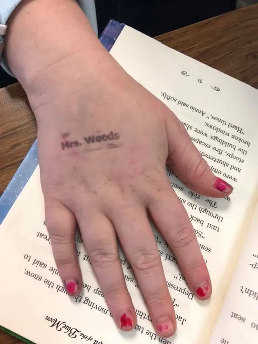 Печать на руке ученика