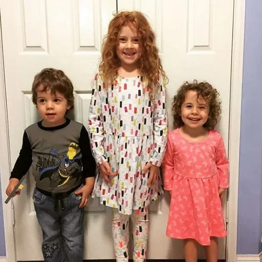 7-летняя Мэдисон и близнецы-трехлетки Грейси и Элайджа — родственники Кианни из Австралии, которых она планирует навестить в этом году