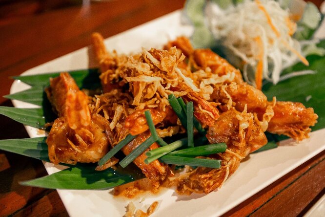 Салат с солёными огурцами и квашеной капустой Салат с солёными огурцами и квашеной капустой