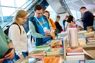 На благотворительном фестивале собрали более 200 книг для отправки в школу-интернат в Чувашии