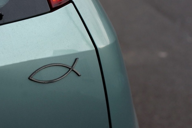 Что означает символ рыбы на кузове машины? Причина вас удивит